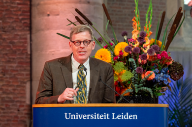 A smiling Paul Gobée at the microphone on receiving the Leiden Teaching Prize